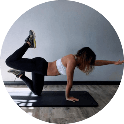 Imagem de mulher realizando exercício